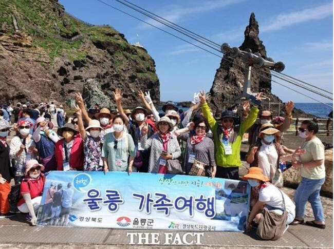 독도에 가족여행 방문객들이 기념사진을 찍고 있다. /울릉군