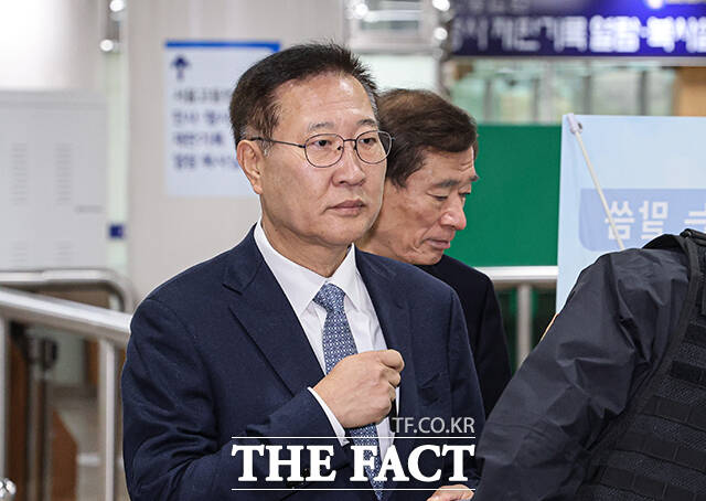 내란중요임무종사자 등 계엄 가담 의혹을 받는 박성재 전 법무부 장관이 6일 오전 서울 서초구 서울중앙지방법원에서 열린 공판에 출석하고 있다. /박헌우 기자