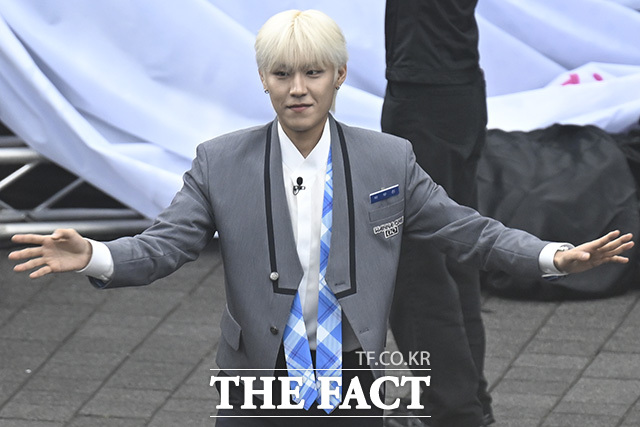 워너원이 팬들과 대화를 하고 있다.