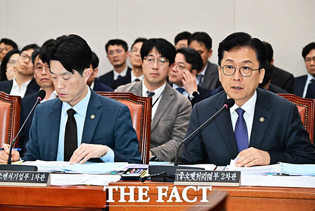 질의에 답변하는 이병권 중소벤처기업부 제2차관(오른쪽).