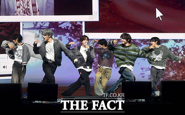 그룹 킥플립(KickFlip)이 6일 오후 서울 광진구 예스24 라이브홀에서 열린 네 번째 미니앨범 'My First Kick(마이 퍼스트 킥)' 발매 기념 쇼케이스에 참석해 수록곡 'Twenty(트웬티)' 무대를 펼치고 있다. /박상민 기자