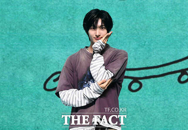 그룹 킥플립(KickFlip)이 6일 오후 서울 광진구 예스24 라이브홀에서 열린 네 번째 미니앨범 'My First Kick(마이 퍼스트 킥)' 발매 기념 쇼케이스에 참석해 포즈를 취하고 있다. /박상민 기자