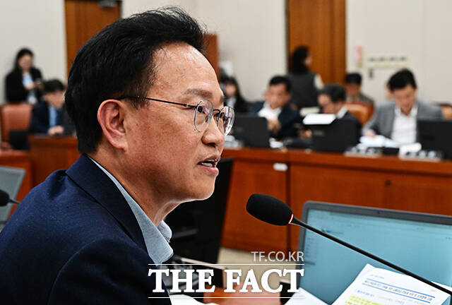 질의하는 송재봉 더불어민주당 의원.