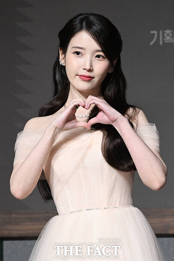 배우 유수빈과 공승연, 변우석, 아이유, 노상현, 이연(왼쪽부터)이 6일 오후 서울 강남구 조선 팰리스 서울 강남에서 열린 MBC 새 금토드라마 ‘21세기 대군부인’ 제작발표회에 참석해 포즈를 취하고 있다. /김성렬 기자