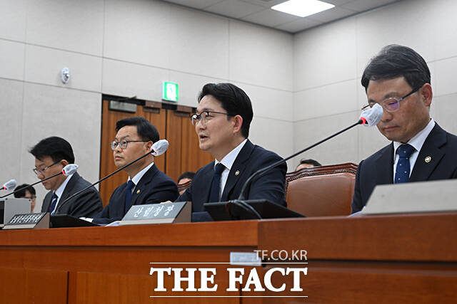 어기구 농해수위원장이 농림축산식품해양수산위원회 전체회의에서 의사봉을 두드리고 있다.