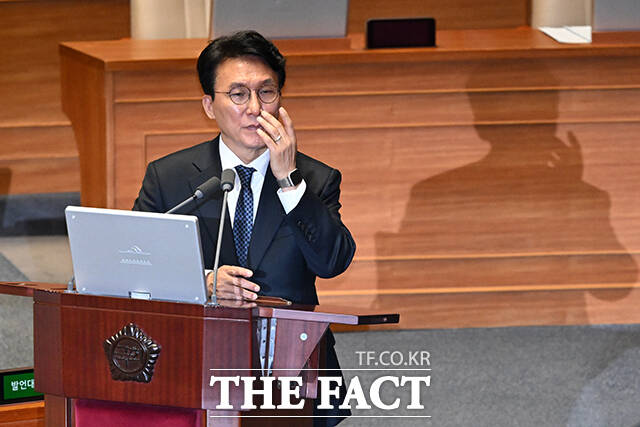 구윤철 부총리 겸 재정경제부 장관과 김민석 국무총리, 배경훈 부총리 겸 과학기술정보통신부 장관(왼쪽부터)이 대화를 나누고 있다.