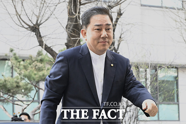 찰이 공천헌금과 차남 특혜 편입 및 채용 등 13개 의혹을 받는 김병기 무소속 의원의 일부 혐의를 두고 조만간 결론을 낼 방침이다. 사진은 지난 2일 김 의원이 5차 경찰 조사에 출석하는 모습. /송호영 기자