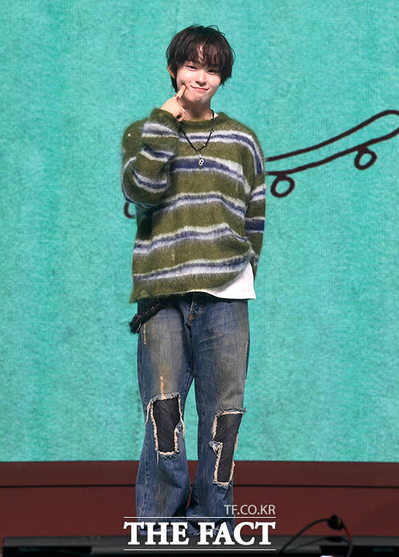 그룹 킥플립(KickFlip)이 6일 오후 서울 광진구 예스24 라이브홀에서 열린 네 번째 미니앨범 'My First Kick(마이 퍼스트 킥)' 발매 기념 쇼케이스에 참석해 포즈를 취하고 있다. /박상민 기자