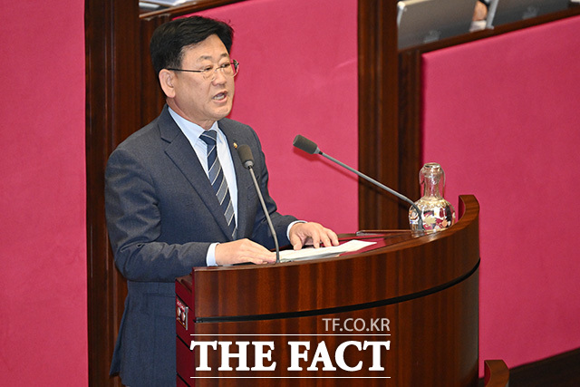 당선 인사하는 김정호 신임 국회 기후에너지환경노동위원회 위원장(아래).