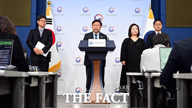 김성환 기후에너지환경부 장관이 6일 오후 서울 종로구 정부서울청사 별관에서 에너지 대전환 추진 계획을 발표하고 있다. /임영무 기자