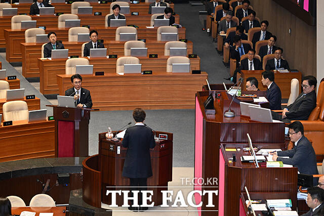 구윤철 부총리 겸 재정경제부 장관과 김민석 국무총리, 배경훈 부총리 겸 과학기술정보통신부 장관(왼쪽부터)이 대화를 나누고 있다.