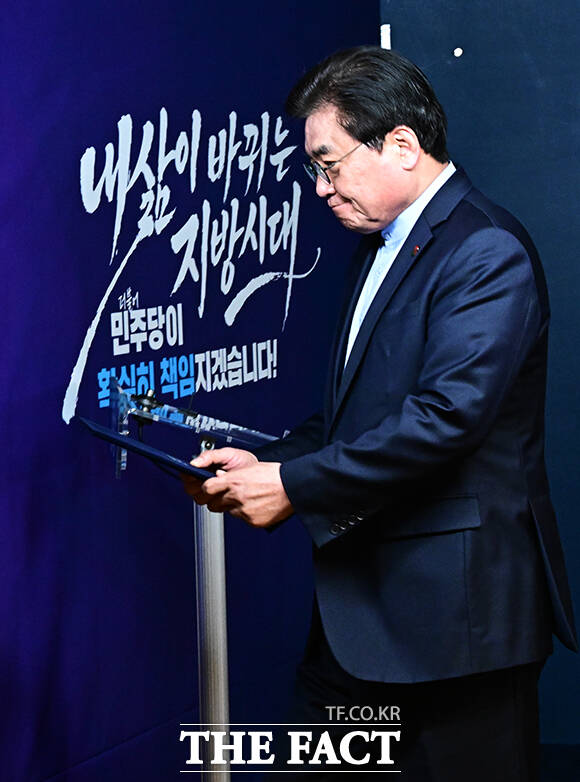 소병훈 더불어민주당 중앙당선거관리위원장이 6일 오후 서울 여의도 더불어민주당 당사에서 6.3 지방선거 충남도지사 후보자 본경선 개표 결과 발표를 하고 있다. /배정한 기자