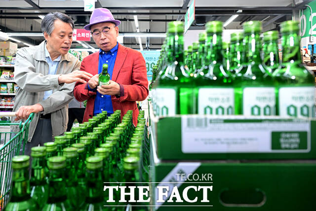 충청권 대표 주류기업 선양소주가 병당 990원인 '착한소주 990'을 선보인 가운데, 조웅래 회장(오른쪽)이 6일 서울 송파구 가락몰 다농마트를 찾아 소비자들에게 제품을 소개하고 있다. /이새롬 기자