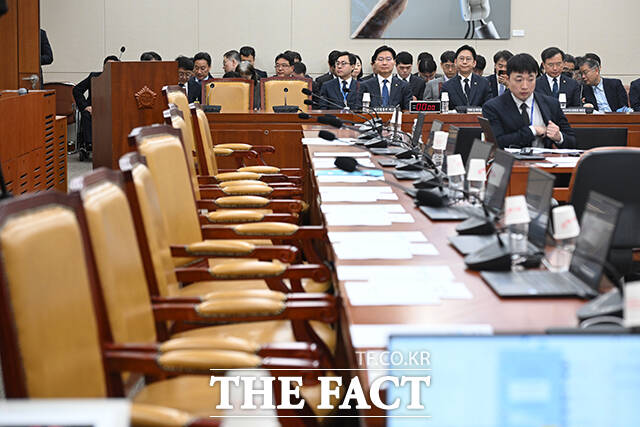 최민희 국회 과학기술정보방송통신위원장이 의사봉을 두드리고 있다.