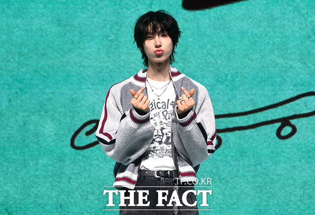 그룹 킥플립(KickFlip)이 6일 오후 서울 광진구 예스24 라이브홀에서 열린 네 번째 미니앨범 'My First Kick(마이 퍼스트 킥)' 발매 기념 쇼케이스에 참석해 포즈를 취하고 있다. /박상민 기자