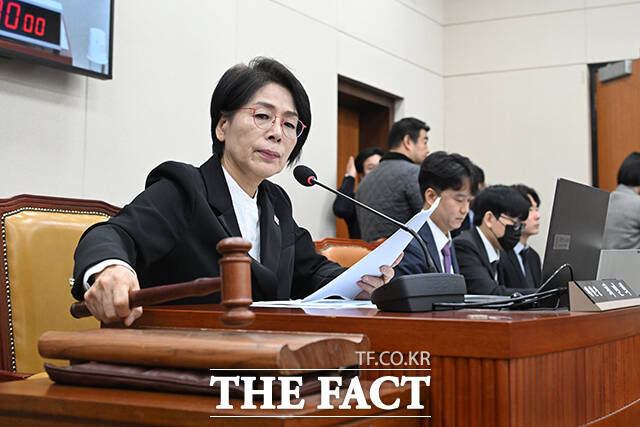 최민희 국회 과학기술정보방송통신위원장이 의사봉을 두드리고 있다.