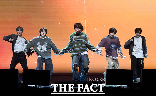그룹 킥플립(KickFlip)이 6일 오후 서울 광진구 예스24 라이브홀에서 열린 네 번째 미니앨범 'My First Kick(마이 퍼스트 킥)' 발매 기념 쇼케이스에 참석해 수록곡 'Twenty(트웬티)' 무대를 펼치고 있다. /박상민 기자