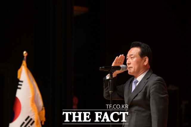 백성현 논산시장이 6일 논산아트센터 대공연장에서 시민 500여 명이 참석한 가운데 열린 4월 월례모임에서 인사를 하고 있다. /논산시