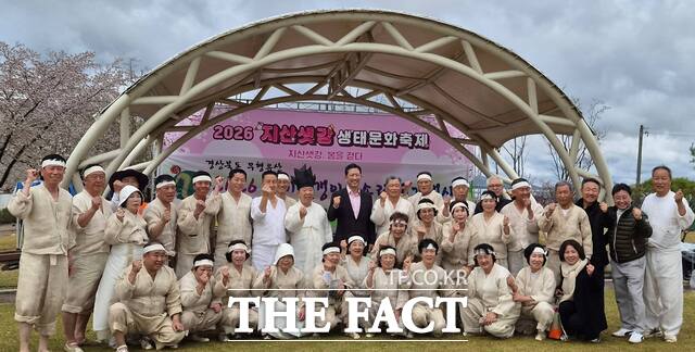 농경문화의 숨결을 되살리는 2026년 무형유산 구미 발갱이들소리 공개 행사가 4일 구미 지산샛강생태공원에서 열렸다. 구미발갱이들소리보존회원들이 공연을 마친 후 단체사진을 촬영하고 있다. /구미시