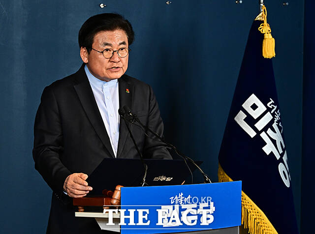 소병훈 더불어민주당 중앙당선거관리위원장이 6일 오후 서울 여의도 더불어민주당 당사에서 세종특별자치시장 후보자 본경선 개표 결과 발표를 하고 있다. /배정한 기자