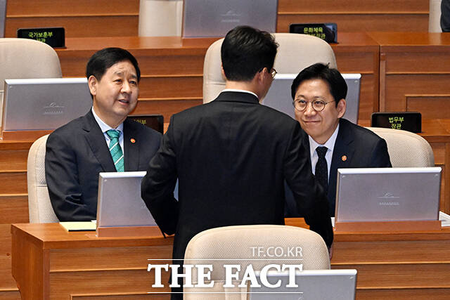 구윤철 부총리 겸 재정경제부 장관과 김민석 국무총리, 배경훈 부총리 겸 과학기술정보통신부 장관(왼쪽부터)이 대화를 나누고 있다.