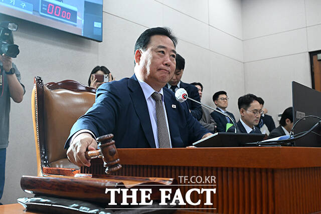 어기구 농해수위원장이 농림축산식품해양수산위원회 전체회의에서 의사봉을 두드리고 있다.