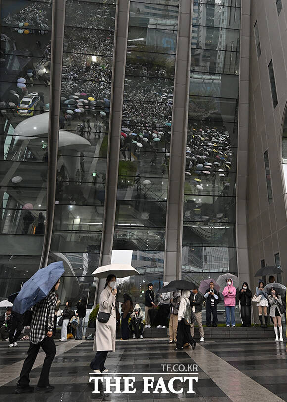 팬들이 멤버들의 사진을 찍고 있다.