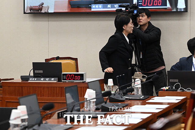 최민희 국회 과학기술정보방송통신위원장이 의사봉을 두드리고 있다.