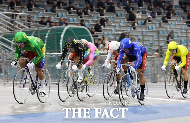 겨우내 실내훈련과 컨디션 조절에 집중하던 선수들이 최근 야외 훈련량을 늘리며 몸 상태가 올라오자, 자력 승부가 늘고 그중에서도 경륜 전법의 꽃이라 불리는 ‘젖히기’를 시도하는 선수들이 늘어나고 있다./국민체육진흥공단