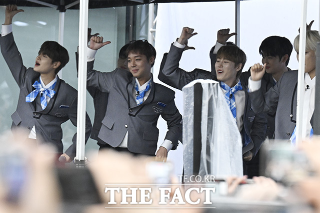 그룹 워너원(Wanna One)이 6일 오전 서울 마포구 상암동 DMC 문화공원에서 열린 오프닝 세리머니 행사에 참석해 '나야 나 (PICK ME)' 안무를 추고 있다. /송호영 기자