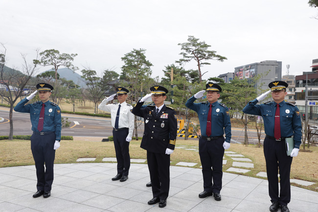 김원태 신임 경북경찰청장(앞줄 가운데)이 경북경찰 추모공원을 찾아 참배하고 있다. /경북경찰청