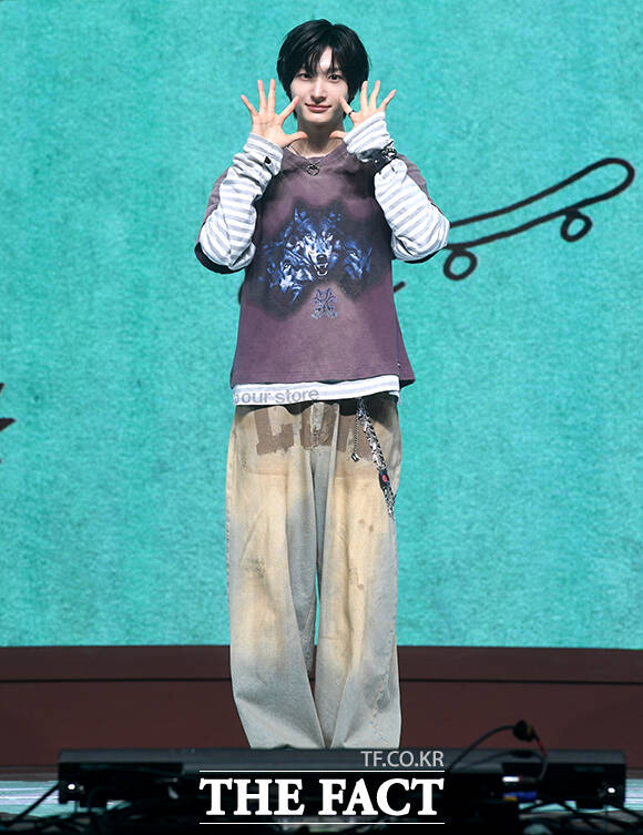 그룹 킥플립(KickFlip)이 6일 오후 서울 광진구 예스24 라이브홀에서 열린 네 번째 미니앨범 'My First Kick(마이 퍼스트 킥)' 발매 기념 쇼케이스에 참석해 포즈를 취하고 있다. /박상민 기자