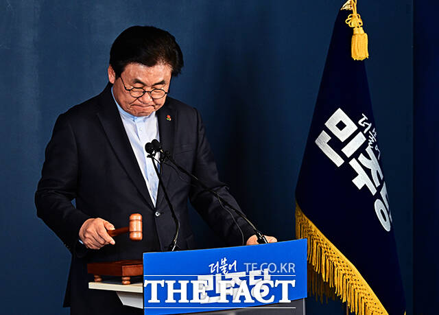 소병훈 더불어민주당 중앙당선거관리위원장이 6일 오후 서울 여의도 더불어민주당 당사에서 세종특별자치시장 후보자 본경선 개표 결과 발표를 하고 있다. /배정한 기자