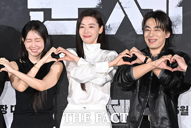 배우 고수, 김신록, 신현빈, 연상호 감독, 배우 전지현, 구교환, 지창욱(왼쪽부터)이 6일 오전 서울 용산구 CGV 용산 아이파크몰에서 열린 영화 '군체' 제작보고회에 참석해 포즈를 취하고 있다. /김성렬 기자