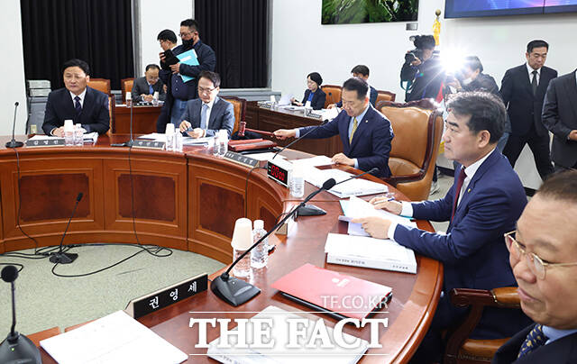 신성범 정보위원장이 6일 오전 서울 여의도 국회에서 열린 정보위원회 전체회의에 참석해 안건을 상정하고 있다.