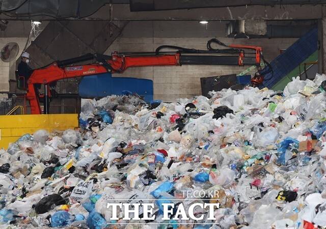 올해 수도권 생활폐기물 직매립 금지 시행으로 폐기물 감축 중요성이 커지면서 서울시와 자치구들이 '파봉 캠페인'에 주목하고 있다. /뉴시스