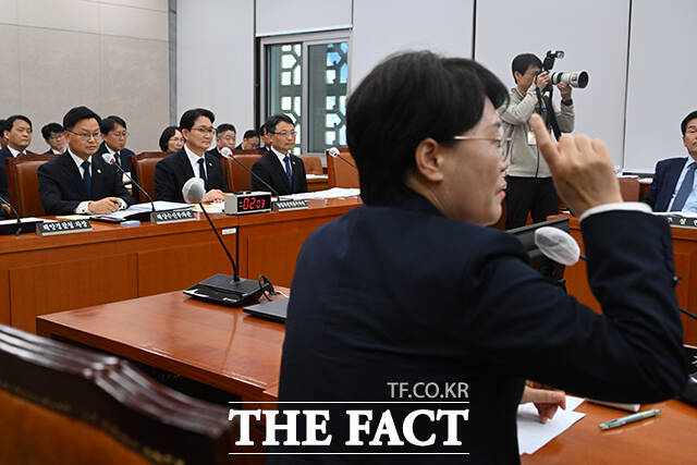 어기구 농해수위원장이 농림축산식품해양수산위원회 전체회의에서 의사봉을 두드리고 있다.