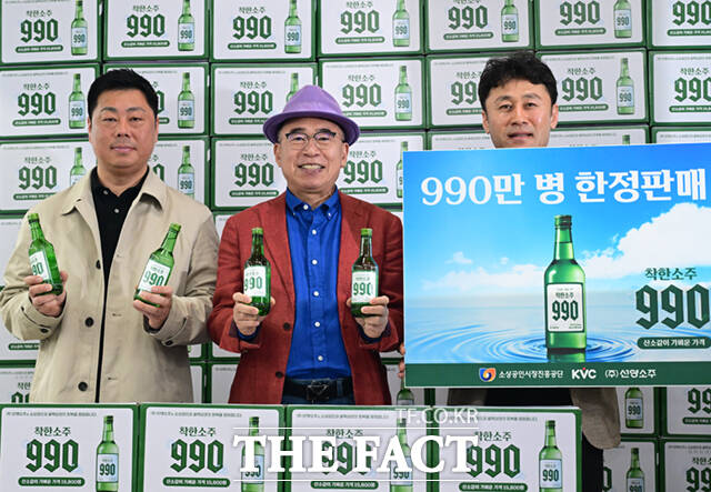 충청권 대표 주류기업 선양소주가 병당 990원인 '착한소주 990'을 선보인 가운데, 조웅래 회장(오른쪽)이 6일 서울 송파구 가락몰 다농마트를 찾아 소비자들에게 제품을 소개하고 있다. /이새롬 기자