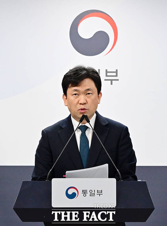윤민호 통일부 대변인이 6일 오전 서울 종로구 정부서울청사에서 현안 관련 정례브리핑을 하고 있다. /임영무 기자