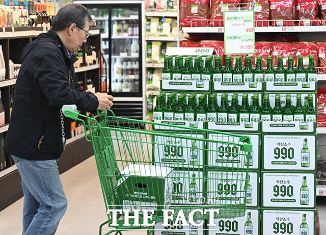 충청권 대표 주류기업 선양소주가 병당 990원인 '착한소주 990'을 선보인 가운데, 6일 서울 송파구 가락몰 다농마트를 찾은 소비자들이 제품을 구매하고 있다. /이새롬 기자