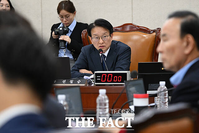 박덕흠 국민의힘 의원(왼쪽)과 한병도 더불어민주당 원내대표가 행안위 전체회의에 앞서 인사를 나누고 있다.