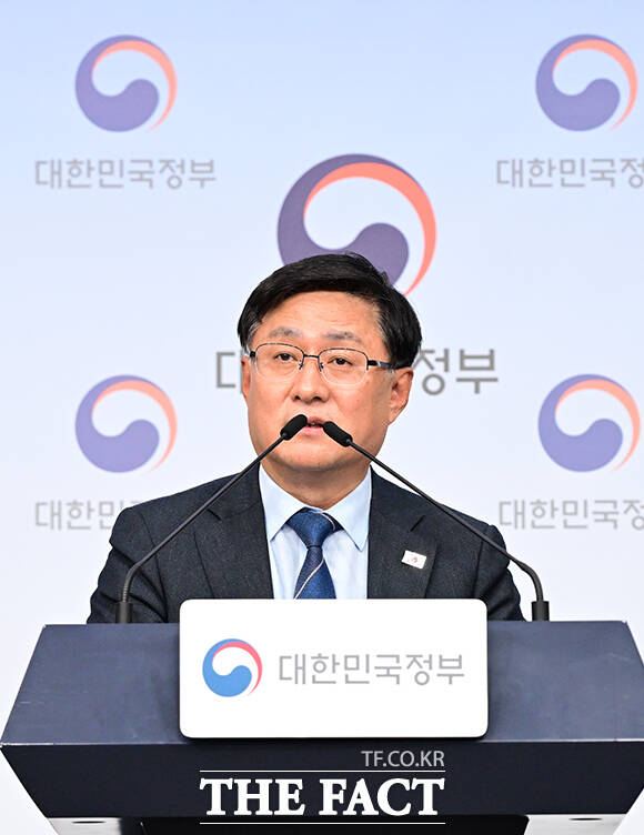 김성환 기후에너지환경부 장관이 6일 오후 서울 종로구 정부서울청사 별관에서 에너지 대전환 추진 계획을 발표하고 있다. /임영무 기자