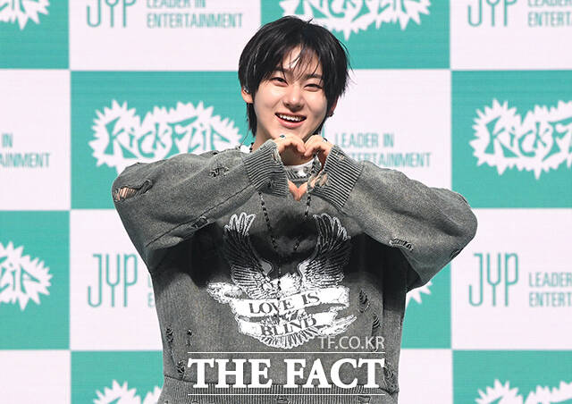 그룹 킥플립(KickFlip)이 6일 오후 서울 광진구 예스24 라이브홀에서 열린 네 번째 미니앨범 'My First Kick(마이 퍼스트 킥)' 발매 기념 쇼케이스에 참석해 포즈를 취하고 있다. /박상민 기자