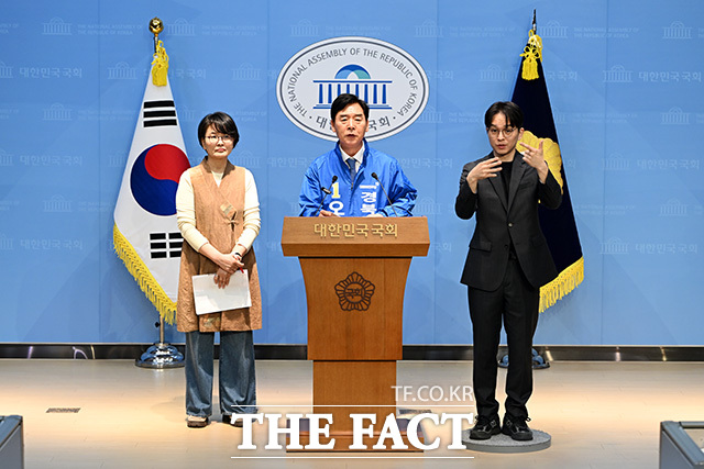 국회에서 경북도지사 출마선언하는 오중기 더불어민주당 경북도지사 후보.