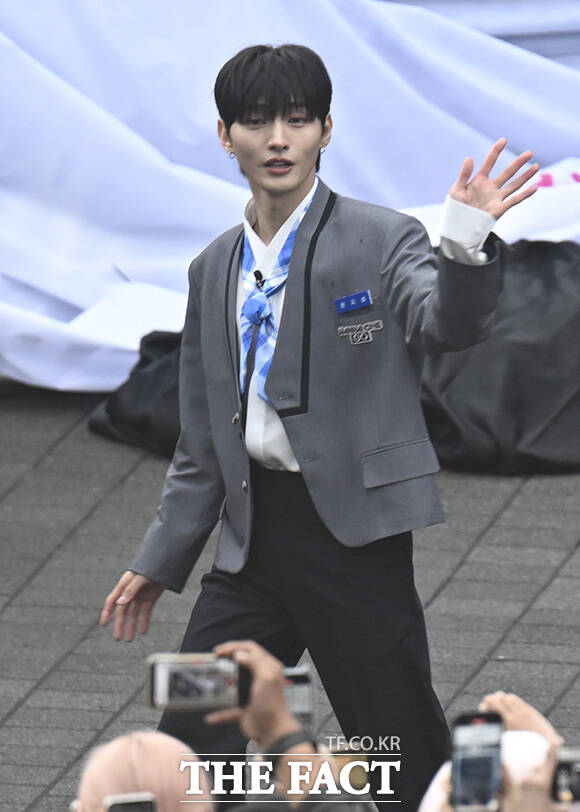 워너원이 팬들과 대화를 하고 있다.