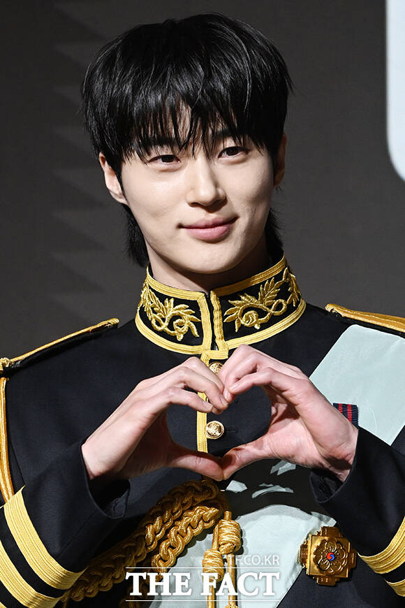 배우 유수빈과 공승연, 변우석, 아이유, 노상현, 이연(왼쪽부터)이 6일 오후 서울 강남구 조선 팰리스 서울 강남에서 열린 MBC 새 금토드라마 ‘21세기 대군부인’ 제작발표회에 참석해 포즈를 취하고 있다. /김성렬 기자