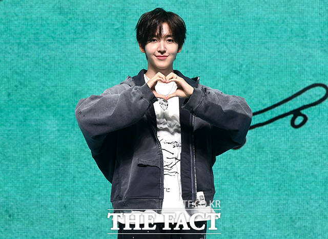 그룹 킥플립(KickFlip)이 6일 오후 서울 광진구 예스24 라이브홀에서 열린 네 번째 미니앨범 'My First Kick(마이 퍼스트 킥)' 발매 기념 쇼케이스에 참석해 포즈를 취하고 있다. /박상민 기자