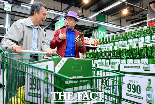 충청권 대표 주류기업 선양소주가 병당 990원인 '착한소주 990'을 선보인 가운데, 조웅래 회장(오른쪽)이 6일 서울 송파구 가락몰 다농마트를 찾아 소비자들에게 제품을 소개하고 있다. /이새롬 기자