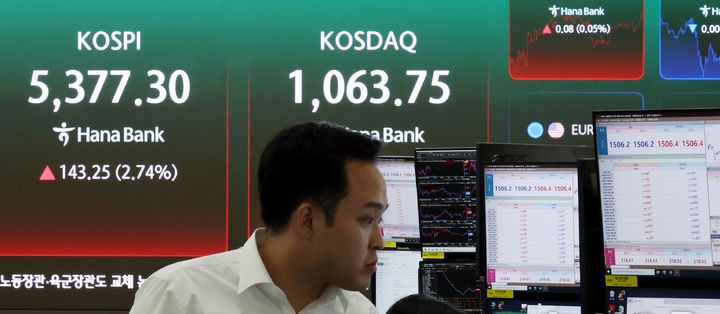 환율과 금리 상승 압력이 겹치며 외국인 자금이 주식·채권 시장에서 동반 이탈하는 가운데, 기관과 개인 매수에도 '셀 코리아' 흐름 장기화 우려가 커지고 있다. /뉴시스