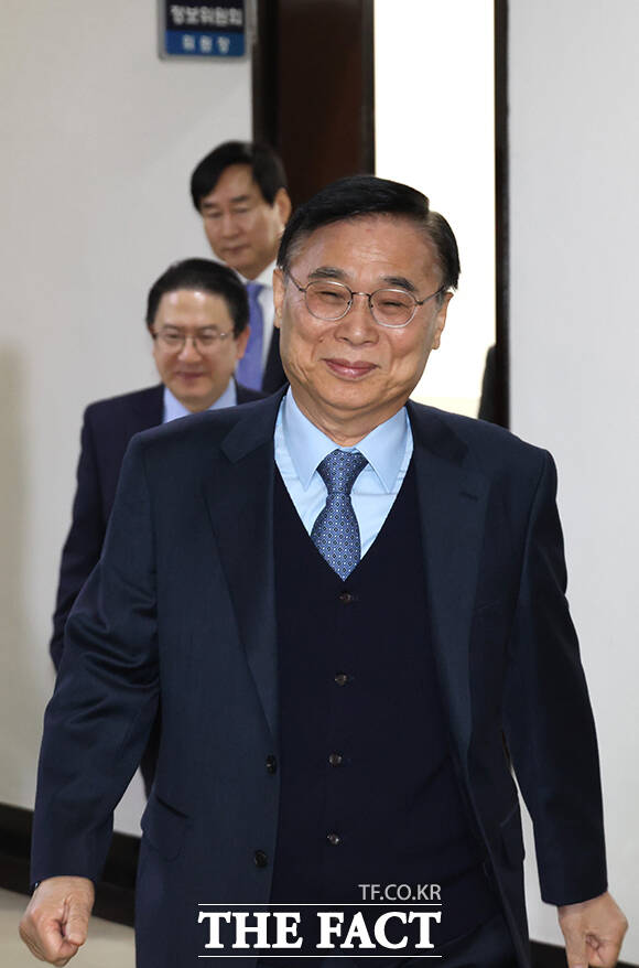 신성범 정보위원장이 6일 오전 서울 여의도 국회에서 열린 정보위원회 전체회의에 참석해 안건을 상정하고 있다.